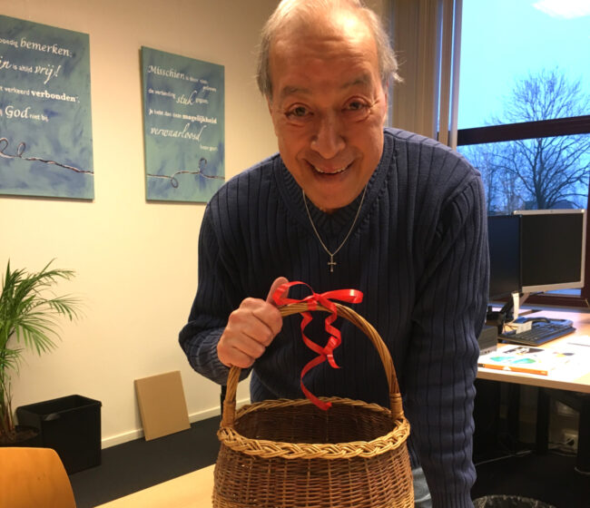 Onze collega die druk bezig is met de kerstkaartenactie