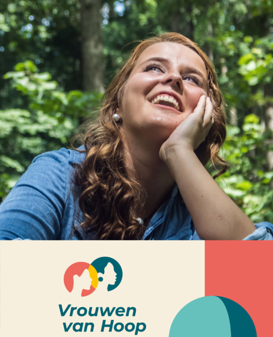 Vrouw lacht en kijkt om hoog