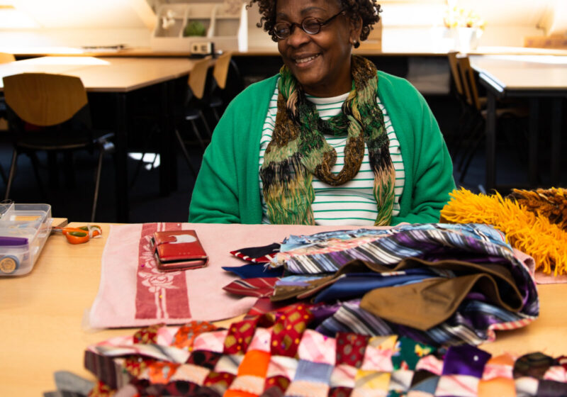 Elfrieda maakt kleding van tweedehands stropdassen